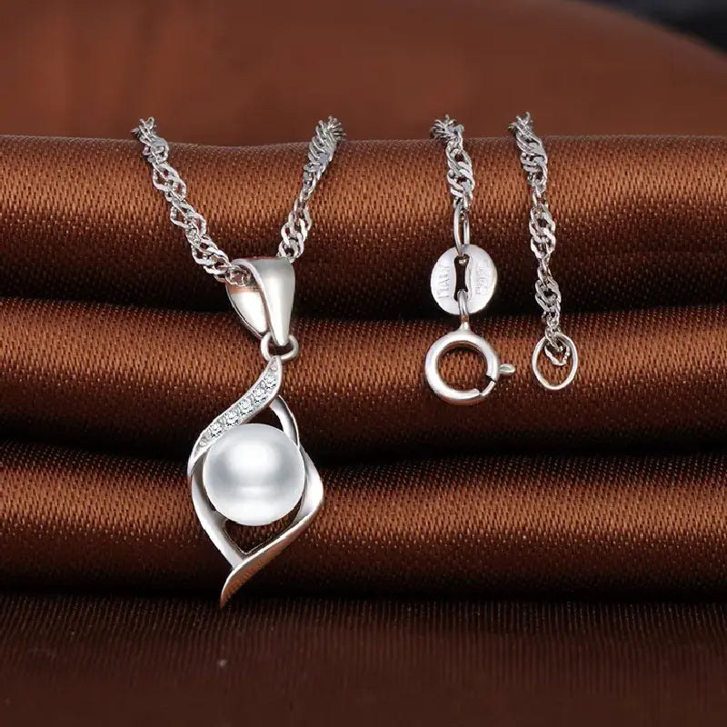 Twisted Silver Pearl Necklace by Silphina