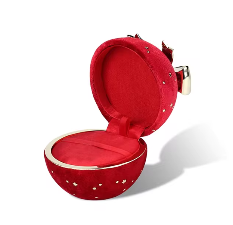 Round Christmas Necklace Box by Silphina